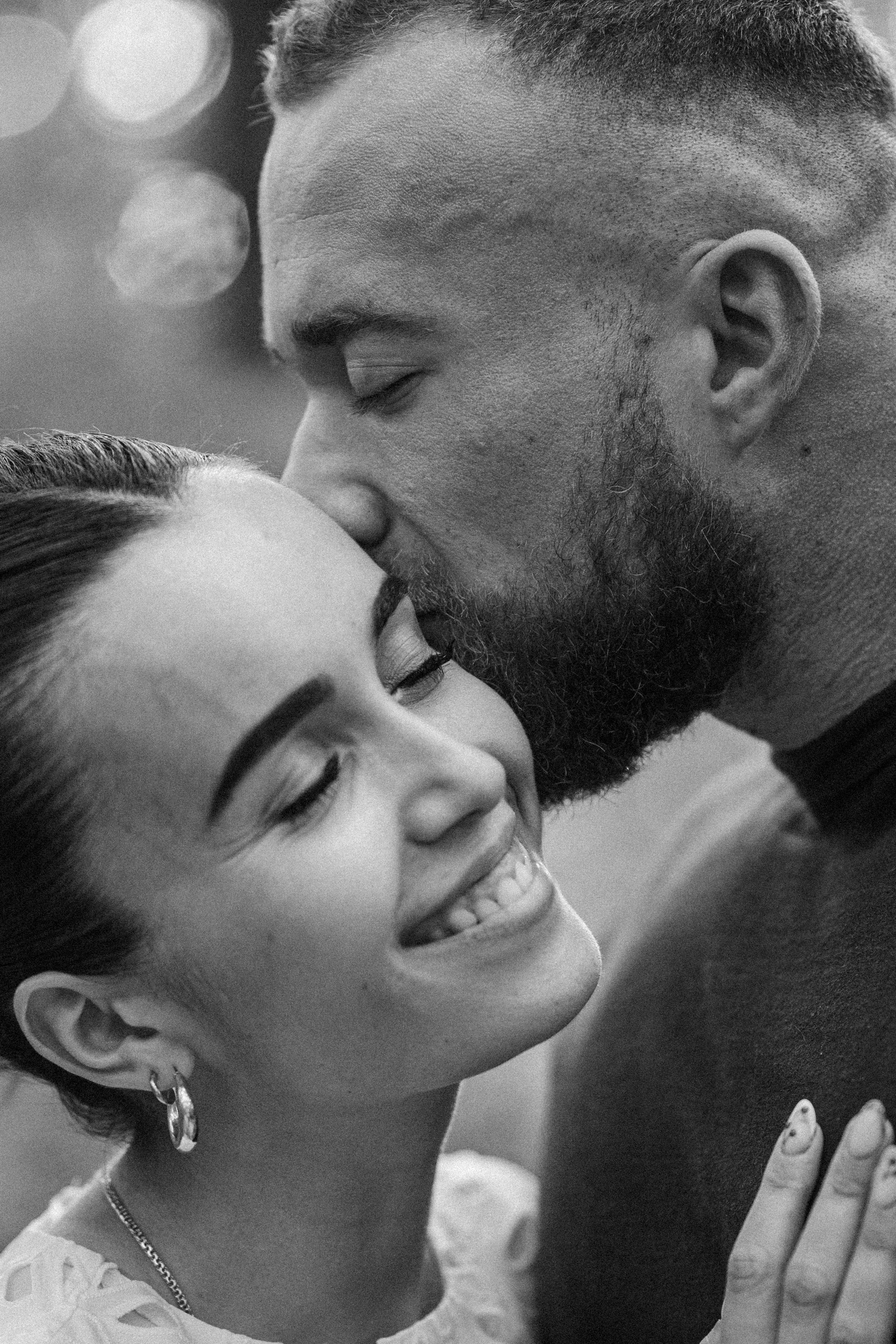 Photo de couple dans la forêt