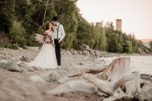 Bröllopsporträtt på stranden i Sundsvall