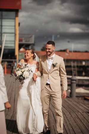 Brudpar anländer till mingel på djurgården
