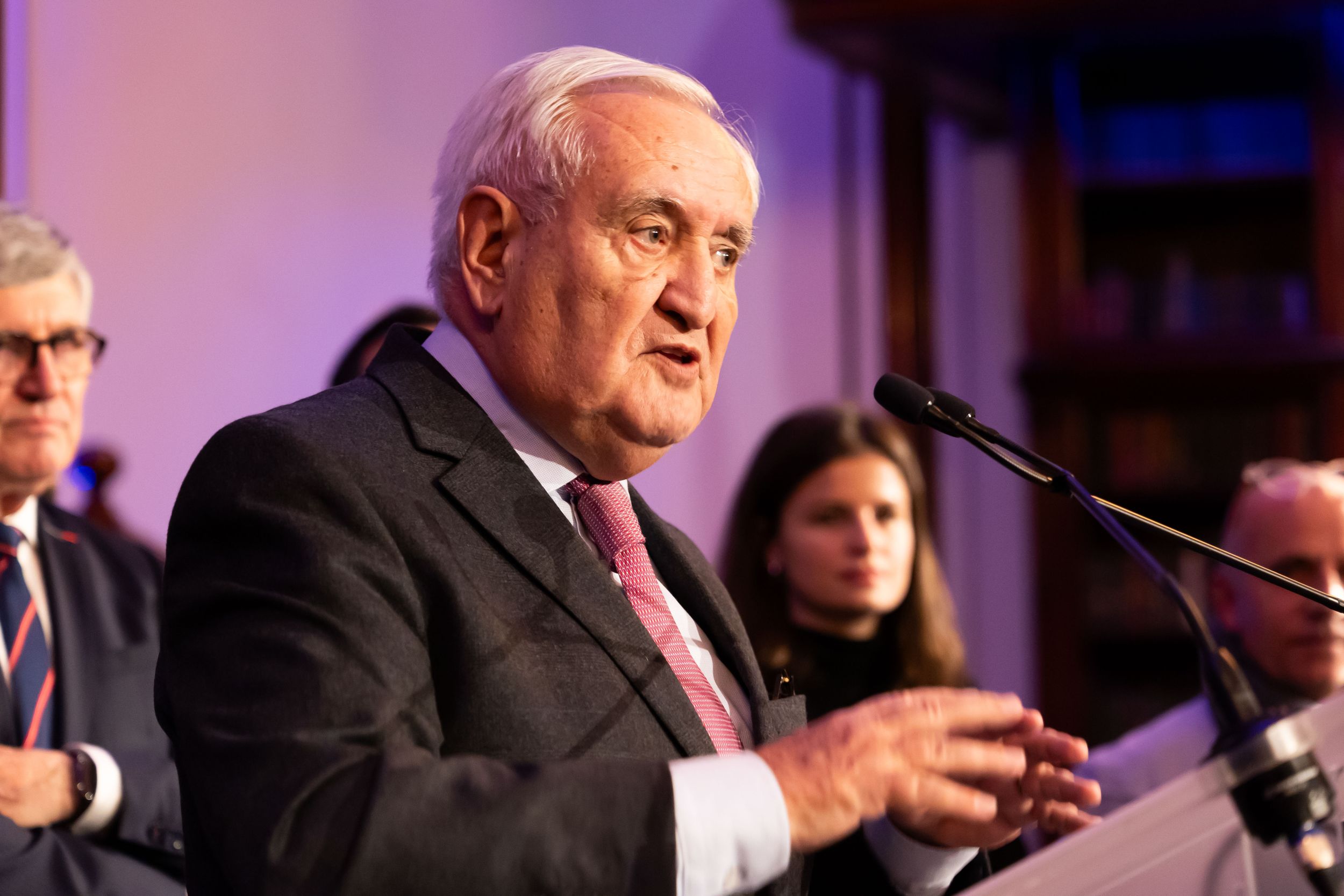 Jean-Pierre Raffarin, ancien Premier Ministre, s'exprimant lors d'un événement corporate de prestige.
