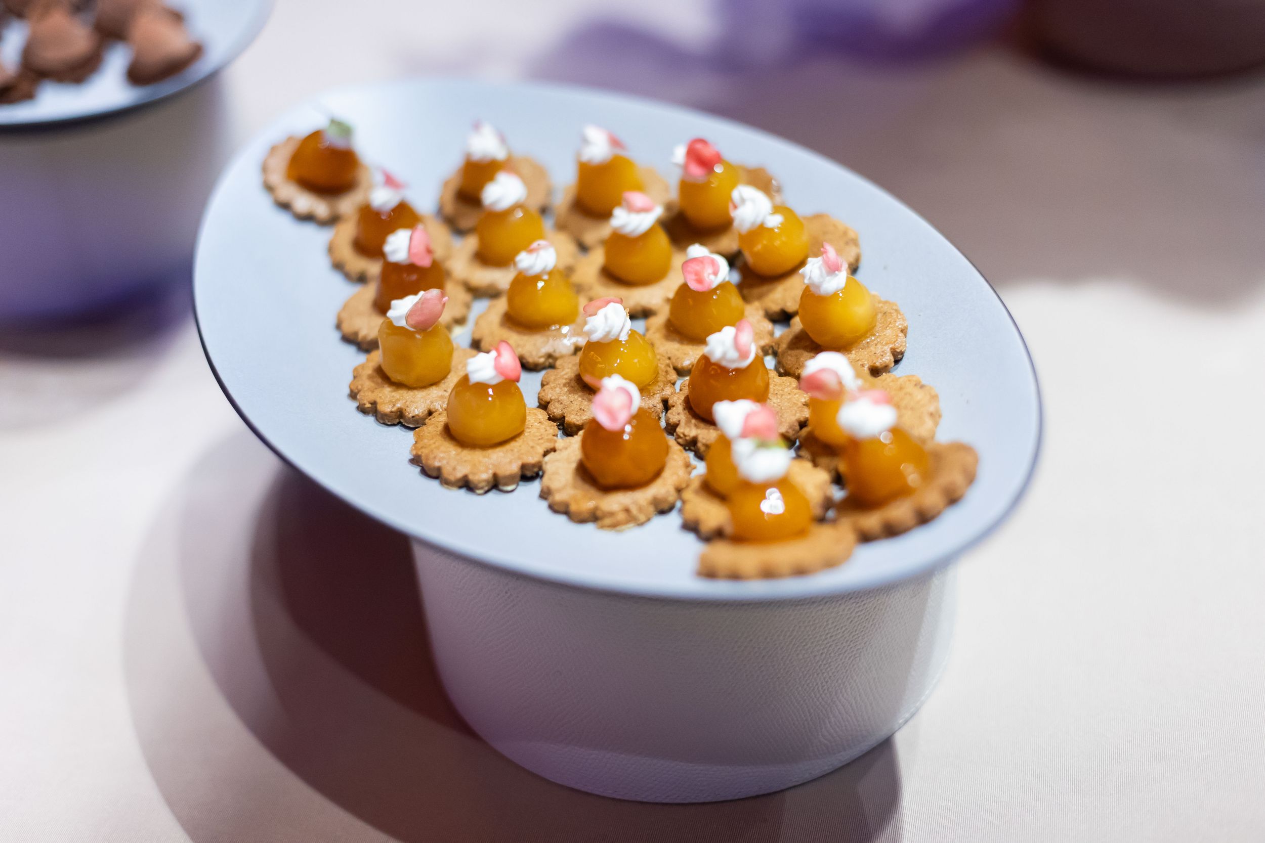 Détail gastronomique et service de luxe lors d'un cocktail de networking institutionnel.