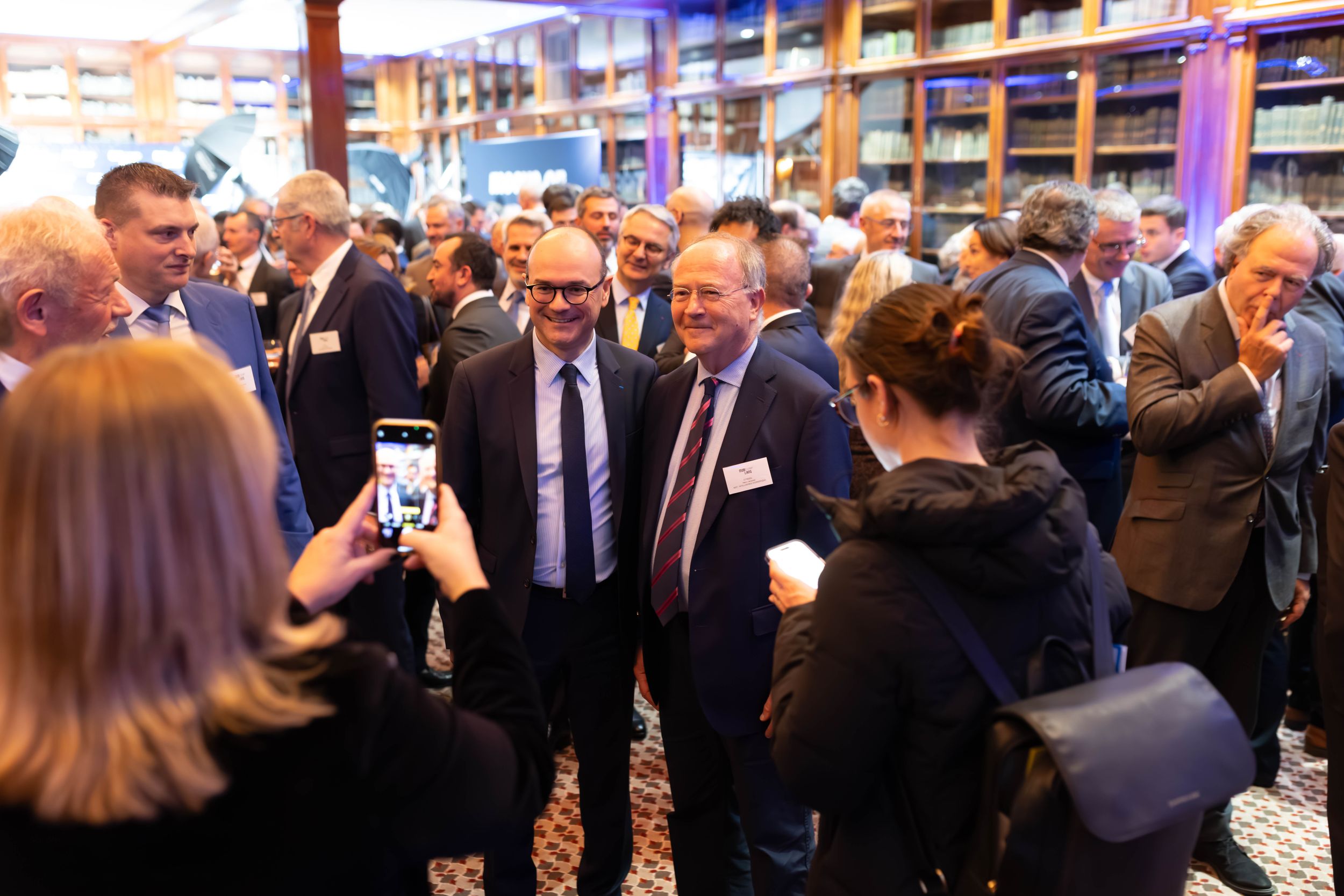 Échanges et networking entre Sébastien Martin et les invités dans les salons dorés de l'ACF.