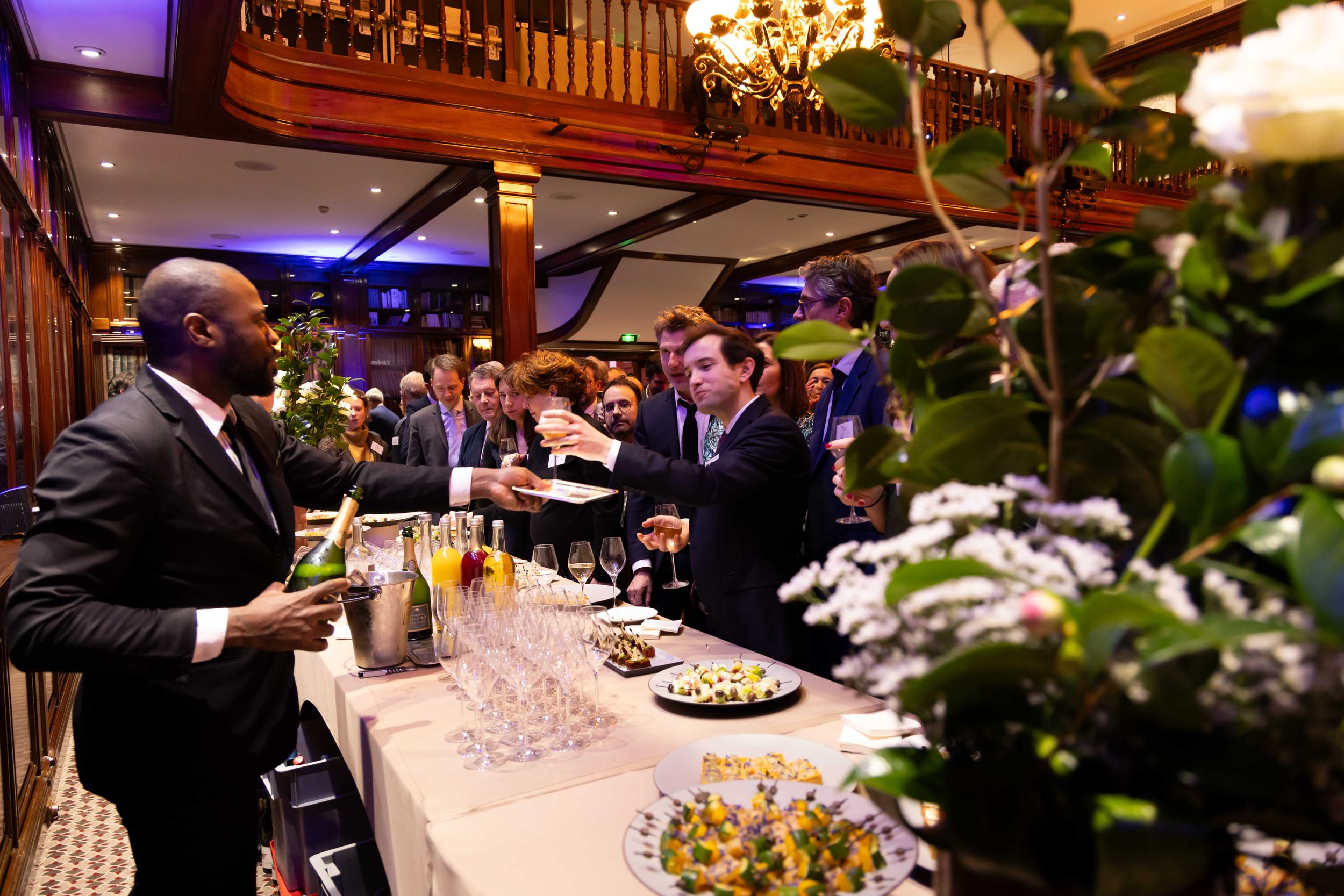 Service de champagne et buffet dinatoire lors de la soirée de networking Mobilians à l'Automobile Club de France, Paris.