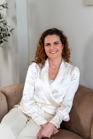Zakelijke fotoshoot van een dame financieel adviseur in daglichtstudio in Gelderland