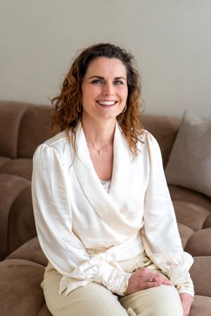 Zakelijk portret van een dame financieel adviseur in daglichtstudio in Arnhem