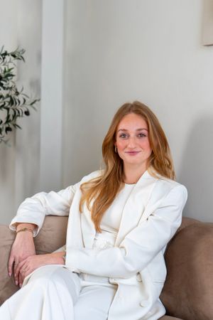 Zakelijke fotoshoot van een dame financieel adviseur in daglichtstudio in Gelderland