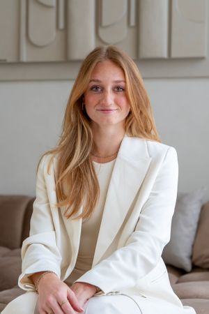 Branding fotoshoot van een dame financieel adviseur in daglichtstudio in Arnhem