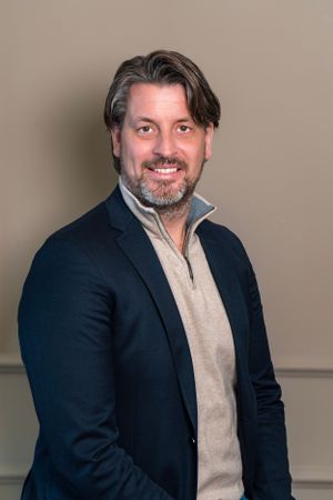 Zakelijk portret man financieel adviseur