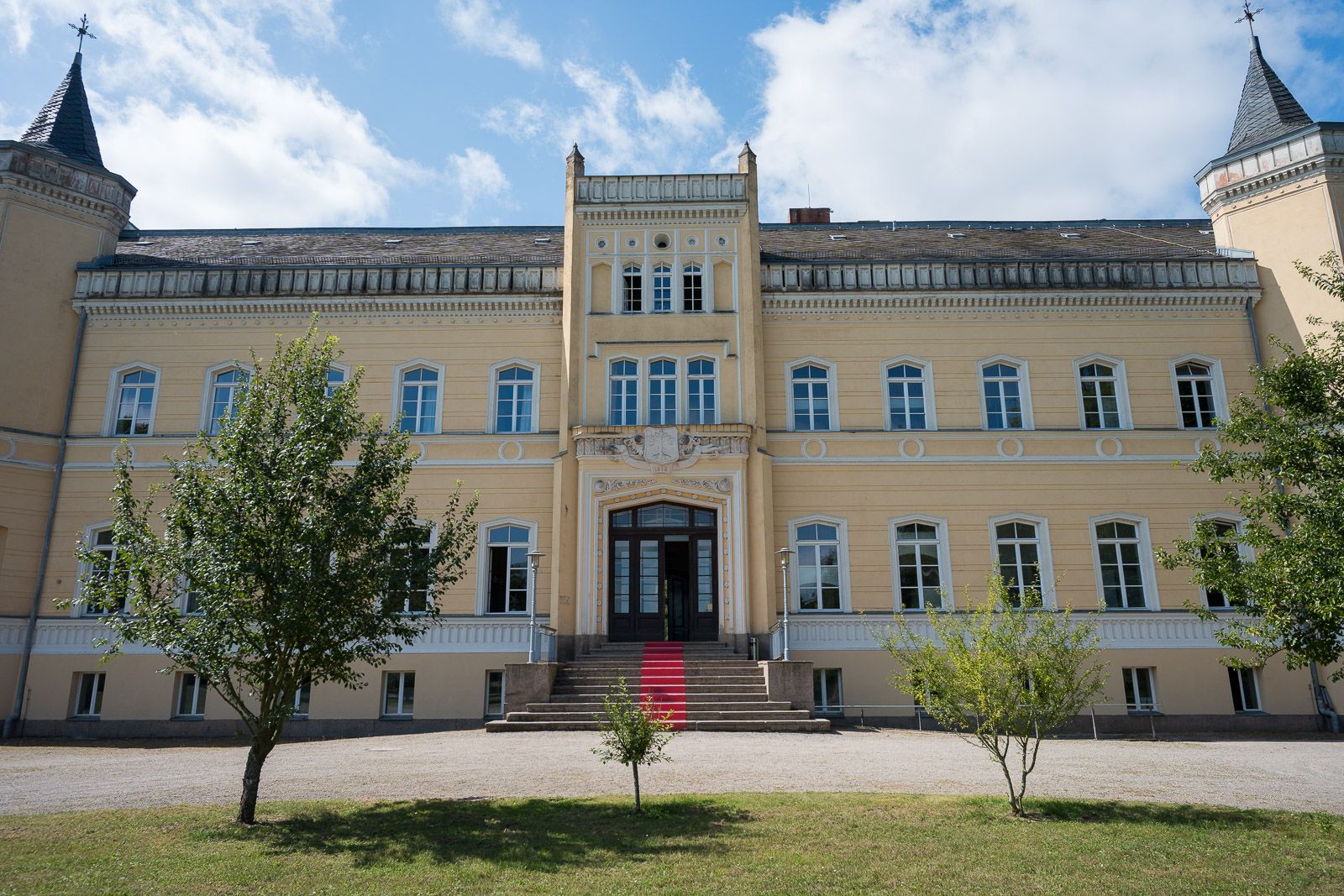 Historische Schlossfassade von Schloss Kröchlendorff – Hochzeitslocation in der Uckermark