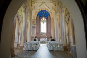 Schlosskirche neben Schloss Kröchlendorff, ideal für kirchliche Trauungen in Brandenburg