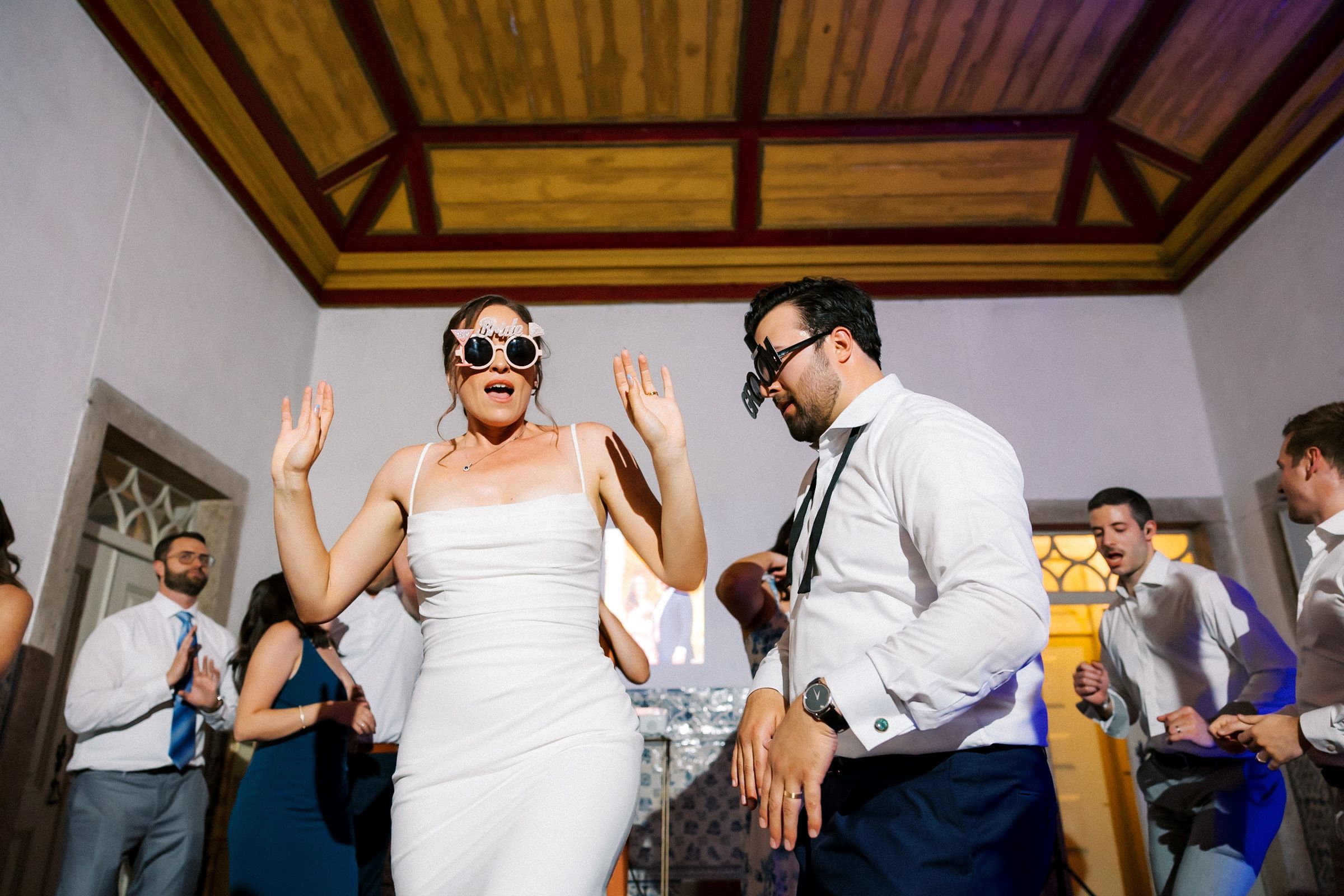 Wedding party dancing at Quinta do Torneiro, Lisbon, captured by a Portugal wedding photographer
