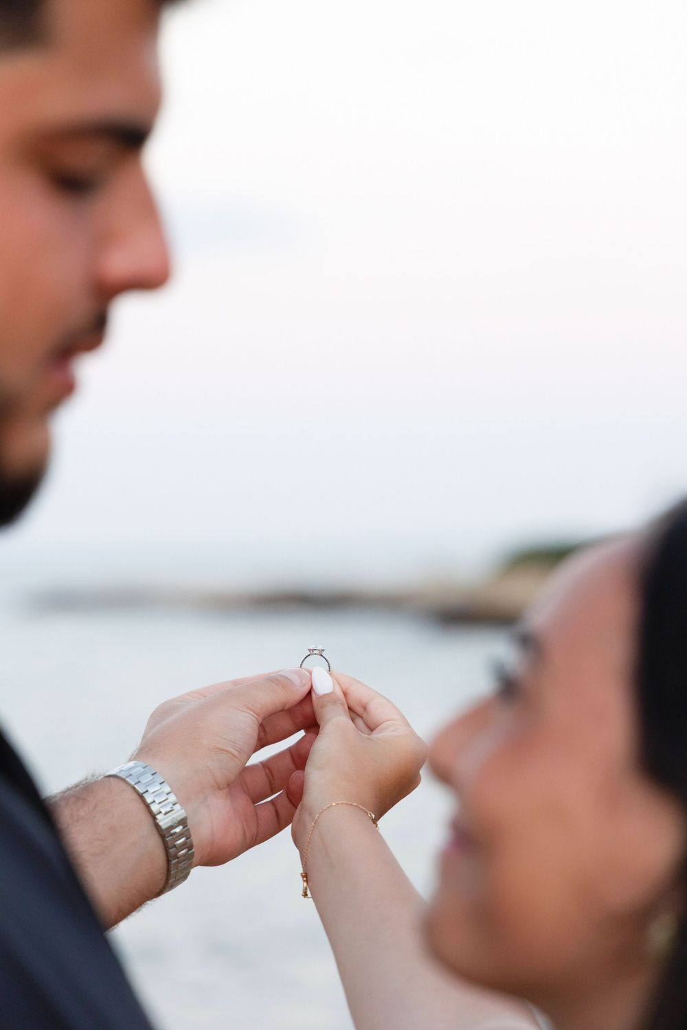 Séance photo de demande en mariage réalisée par un photographe professionnel pour immortaliser un instant rempli d'émotion