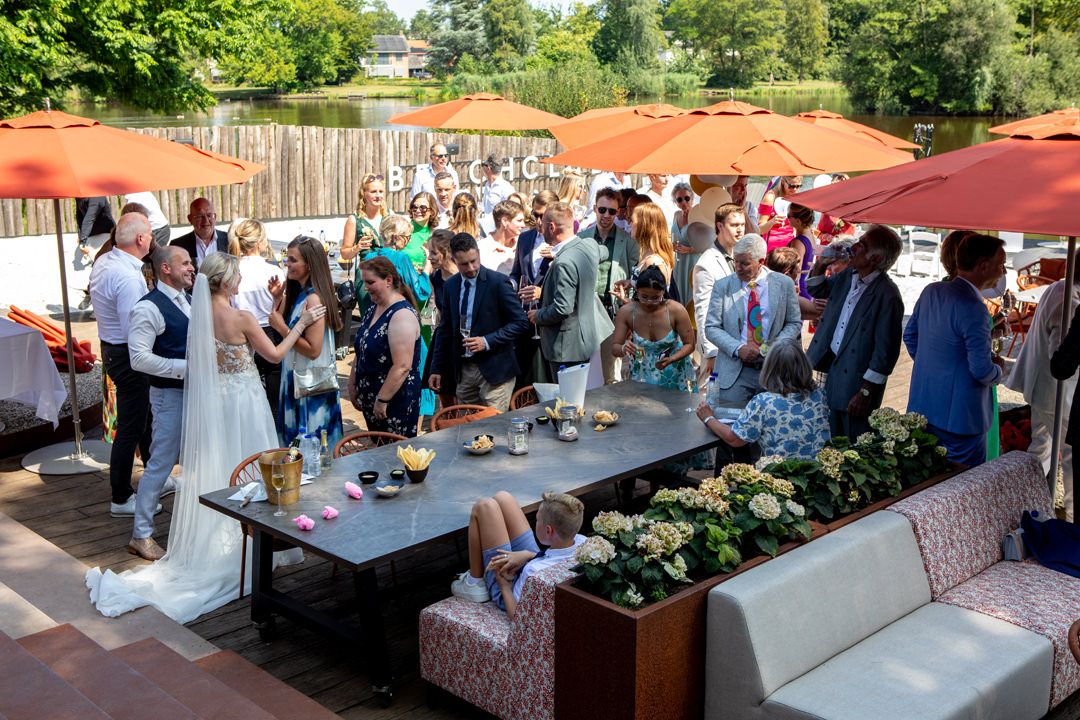 Overzicht van de receptie buiten bij L Seven na afloop van de trouwceremonie