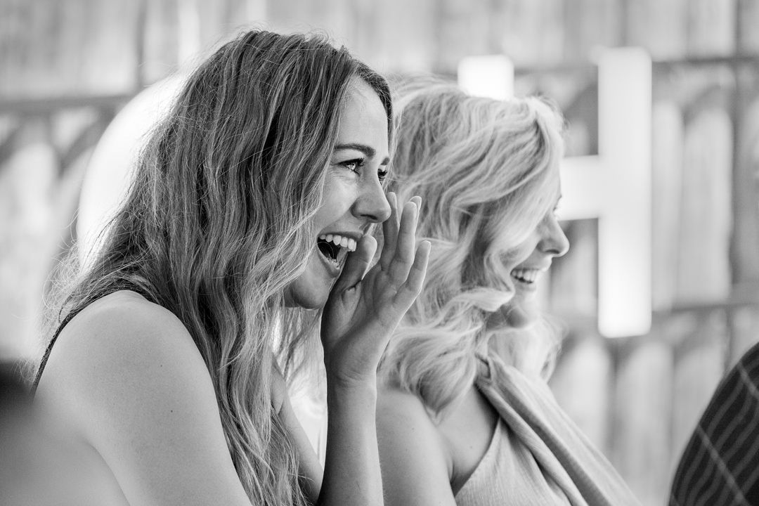Emotionele gast veegt een traan weg tijdens de ceremonie bij L Seven