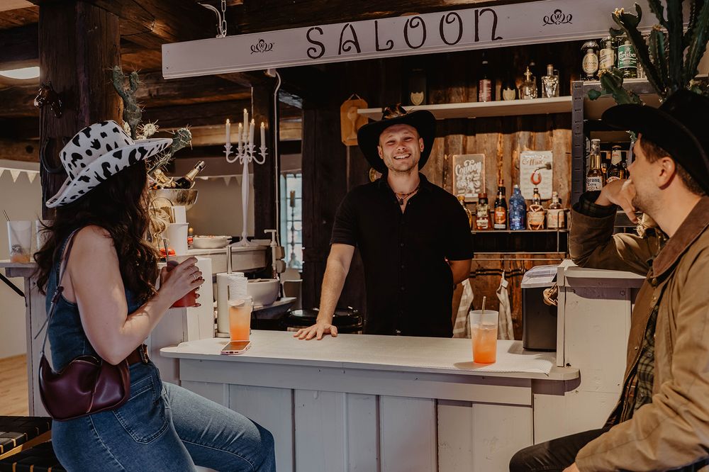 Saloon med western dekorationer på cowboyfest, event fotograferad av Lets Bloom Media i Finspång.