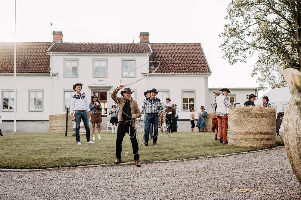 Gäster kastar lasso på cowboyfest, fotograferat av professionell eventfotograf Lets Bloom Media i Finspång, Östergötland.
