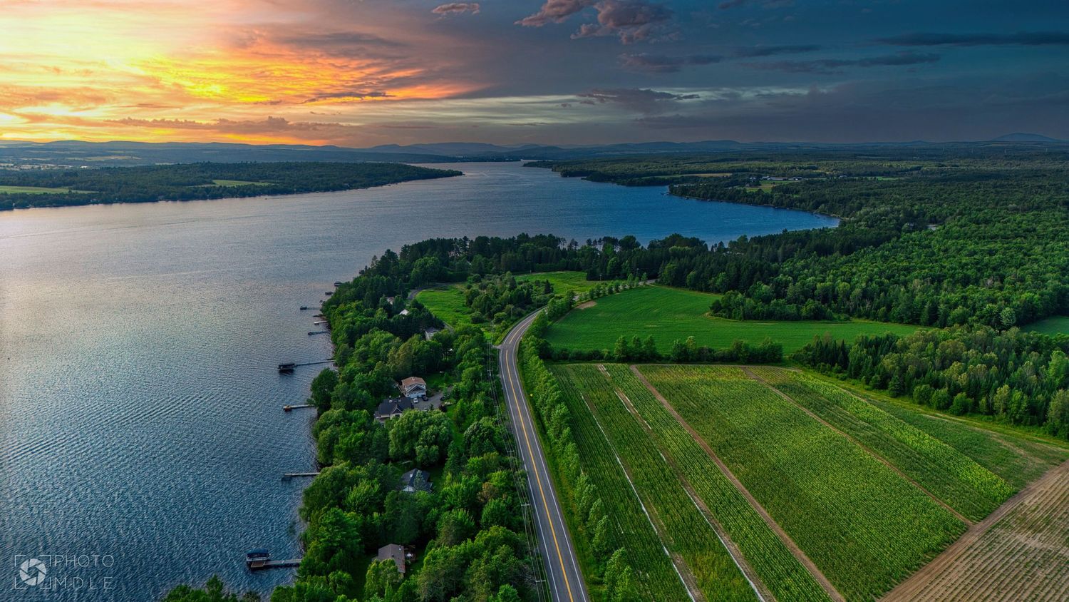 Photo aérienne d'un lac au coucher du soleil.