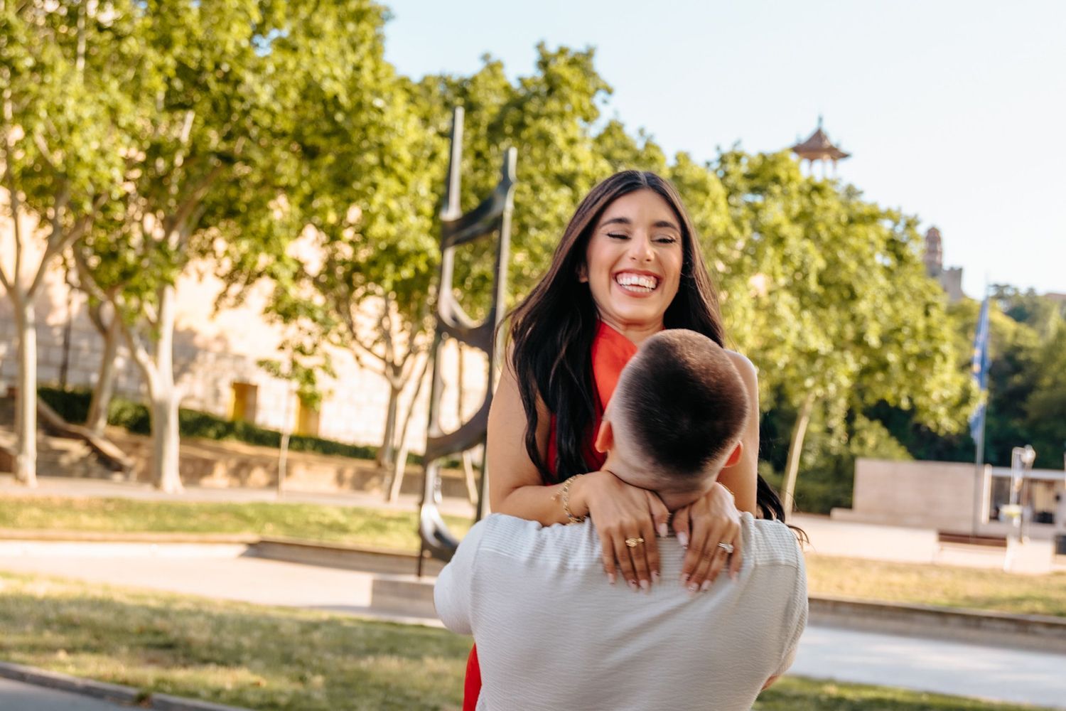 Candid joy captured as the couple explores Montjuïc’s beauty.