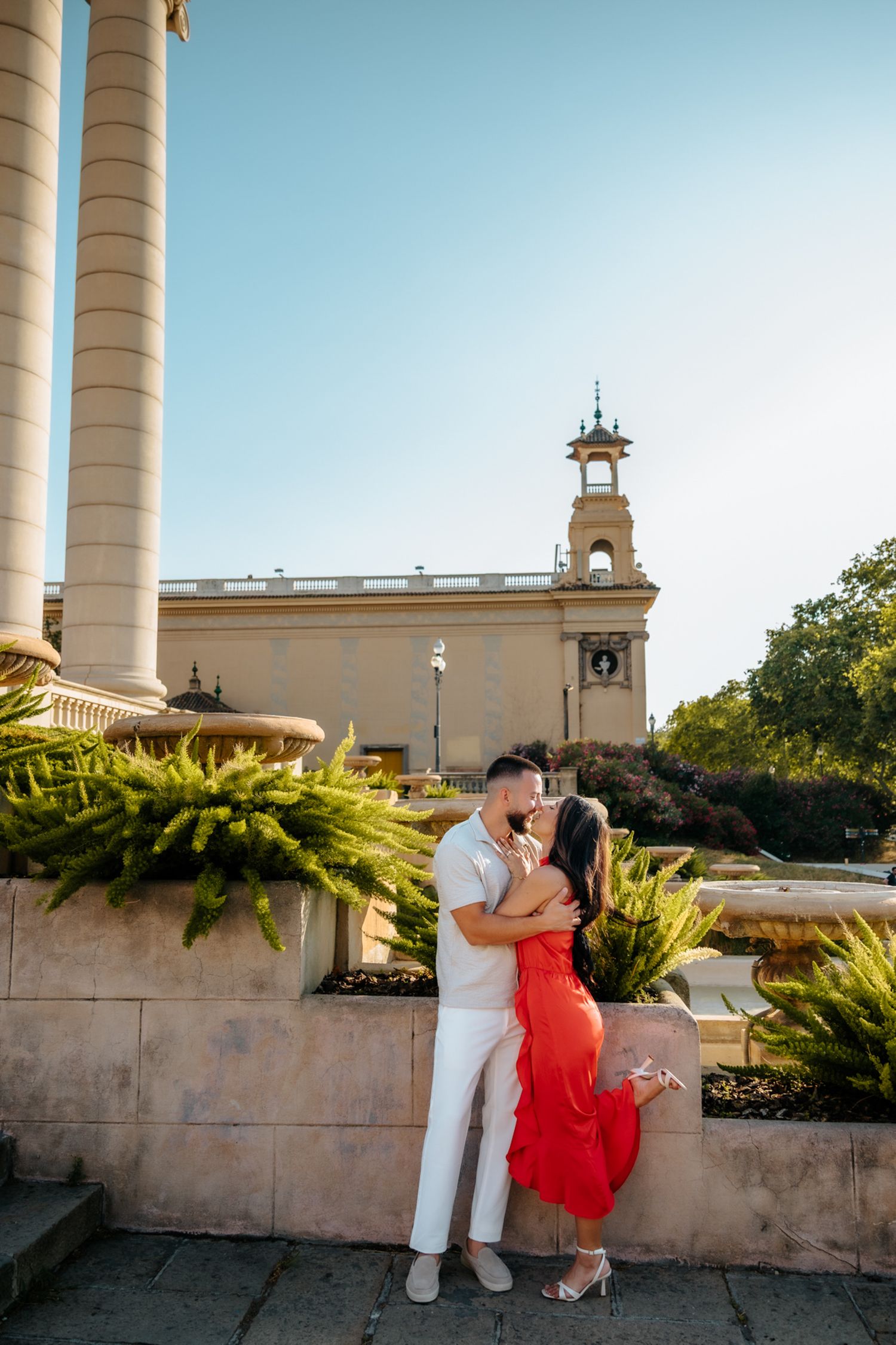 Honeymoon photoshoot showcasing romance in Montjuïc.