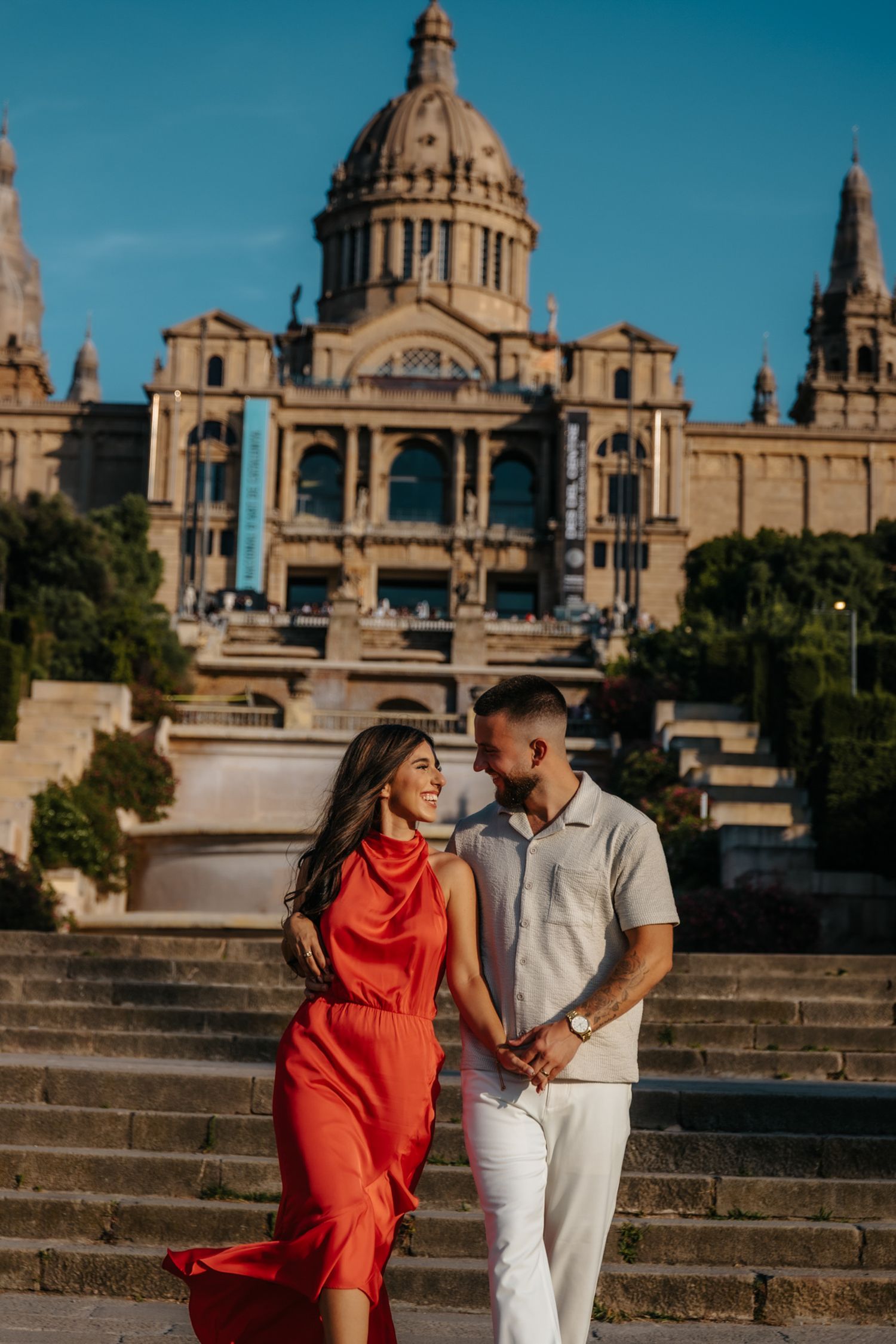 Joyful honeymoon moment captured near Montjuïc’s gardens.