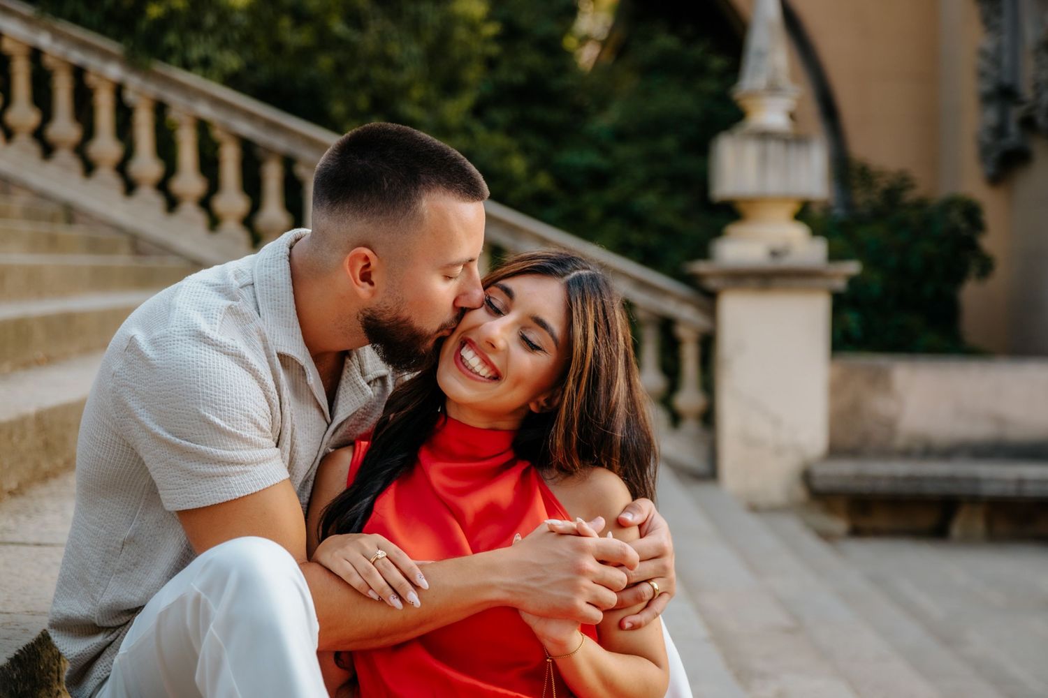 Honeymoon photoshoot capturing elegance and love in Montjuïc.