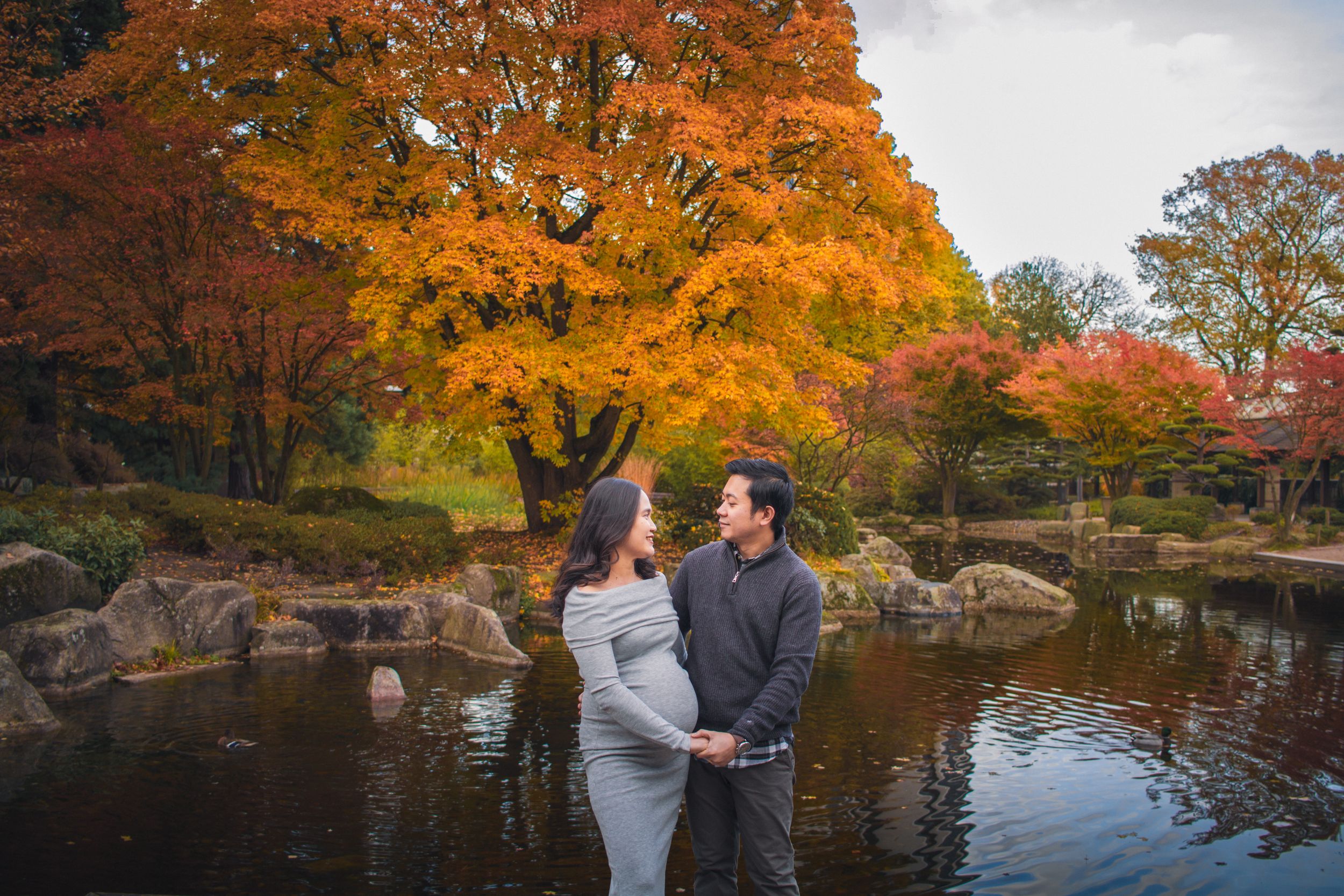 cinematic maternity portrait session for a couple in hamburg during golden hour