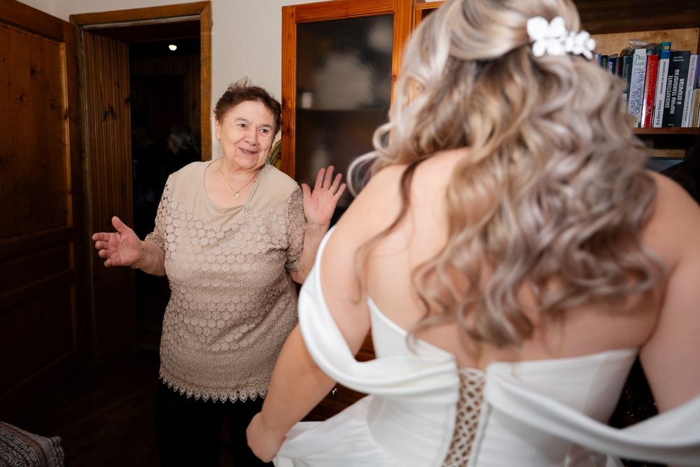 Сватбена фотосесия в Етрополе, пътувам в България, съчетание между нежността на естествената светлина и editorial style, естествени цветове