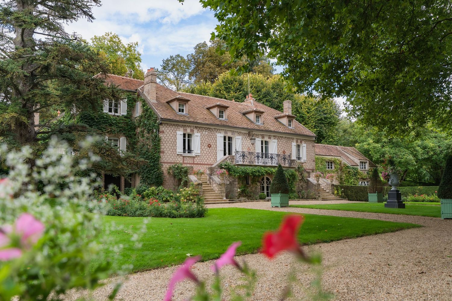 Façade d'une maison familiale pour une vente immobilière