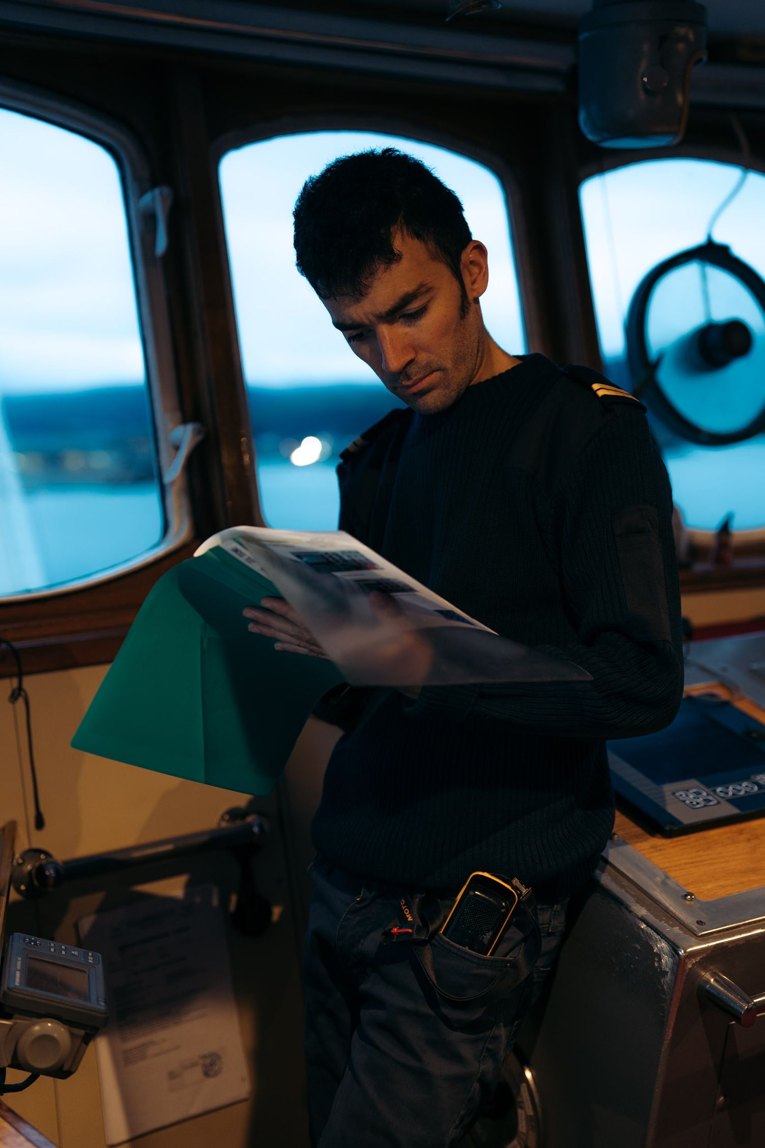 lieutenant polarfront en passerelle du navire