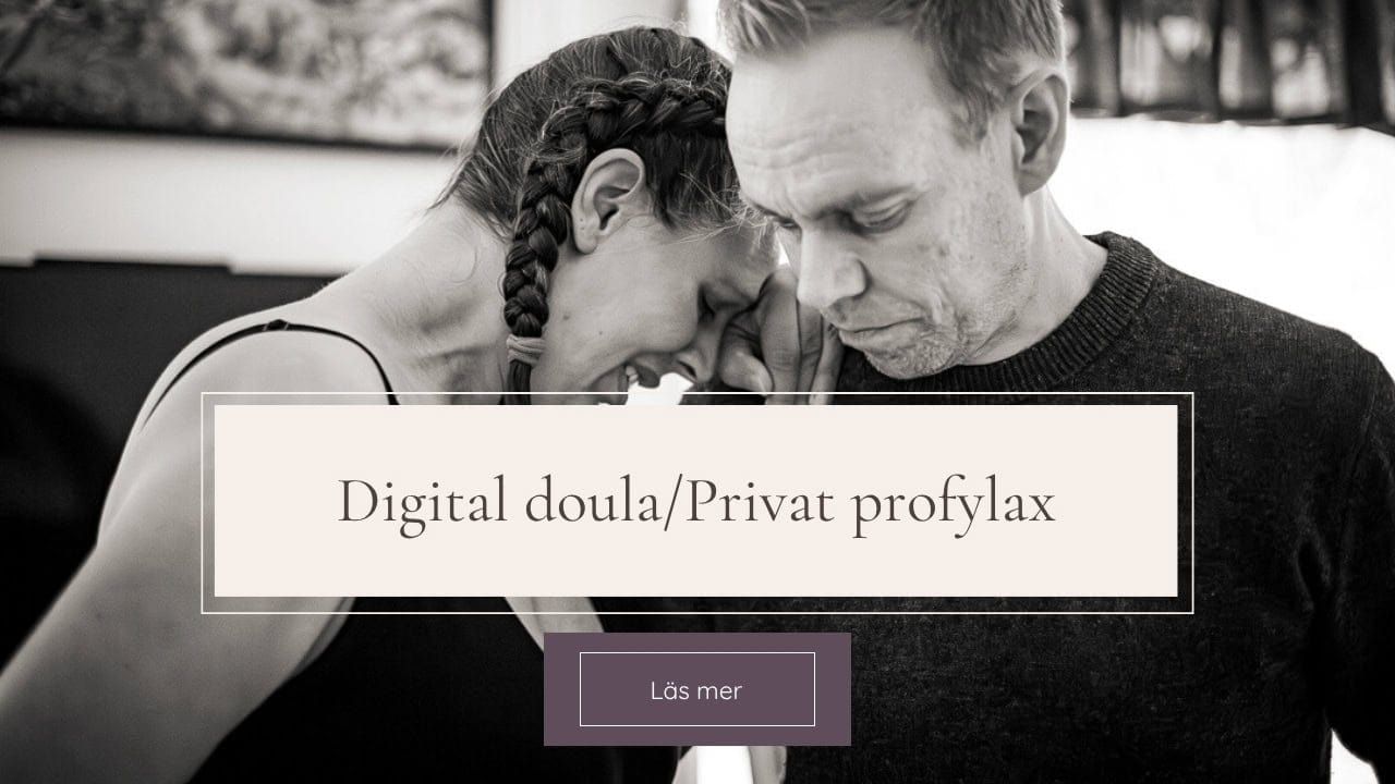 Svartvit bild på en kvinna som lutar sig mot sin partner. "Digital doula/privat profylax" står framför + en lila knapp med texten "läs mer"