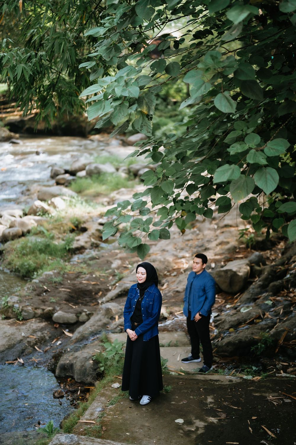 Romantic couple photographer in Bali with river views