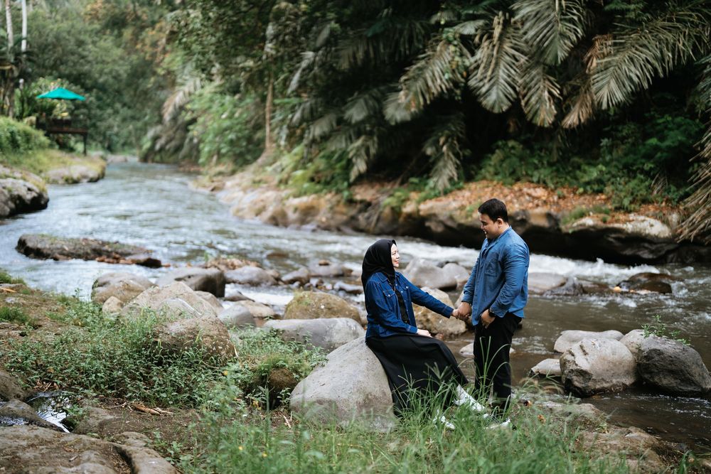 Romantic couple photographer in Bali with river views