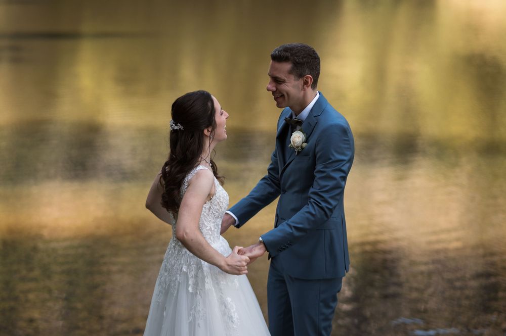 couple enlacé devant un lac de montagne