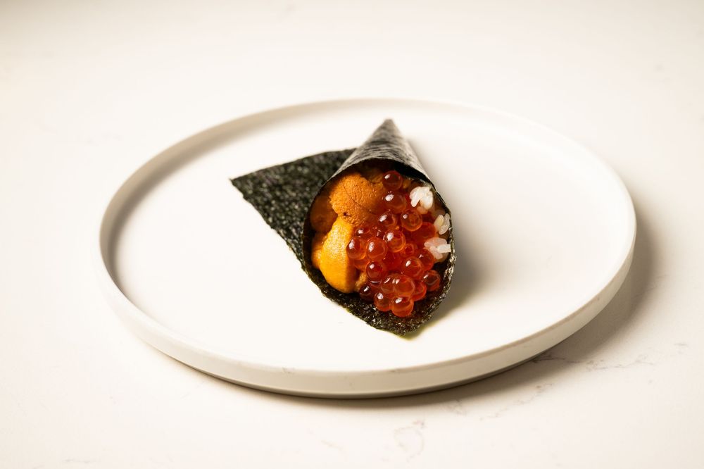 A sequence of five white plates shows a sushi roll progressively disappearing with each bite taken.