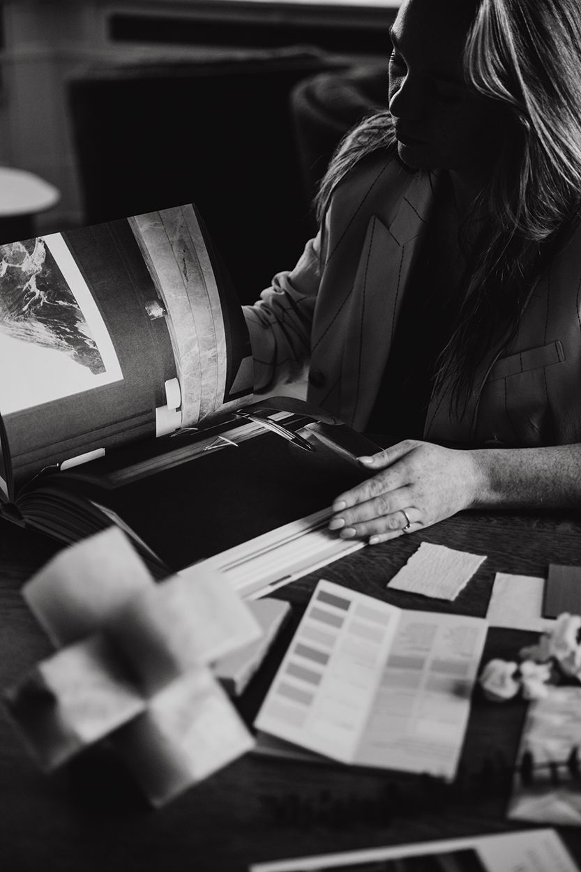 Zakelijke foto's voor een creatieve ondernemer in de interieur branche. Op de foto liggen stalen van stof, verf en een interieurboek.
