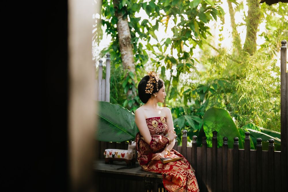 Sunlit garden photoshoot featuring traditional Balinese fashion and styling.