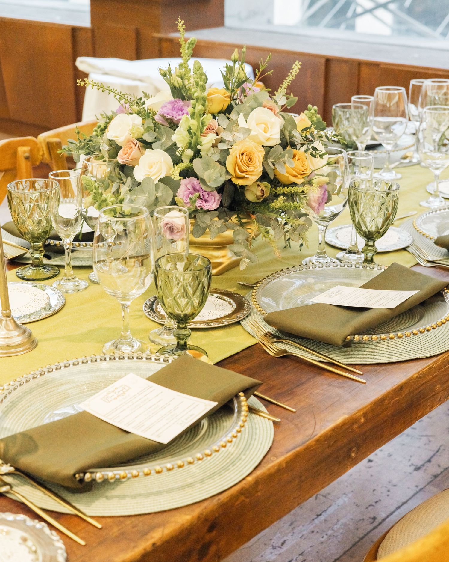 Decoración de mesa para boda con arreglos florales, vajilla elegante y servilletas de tela en CDMX