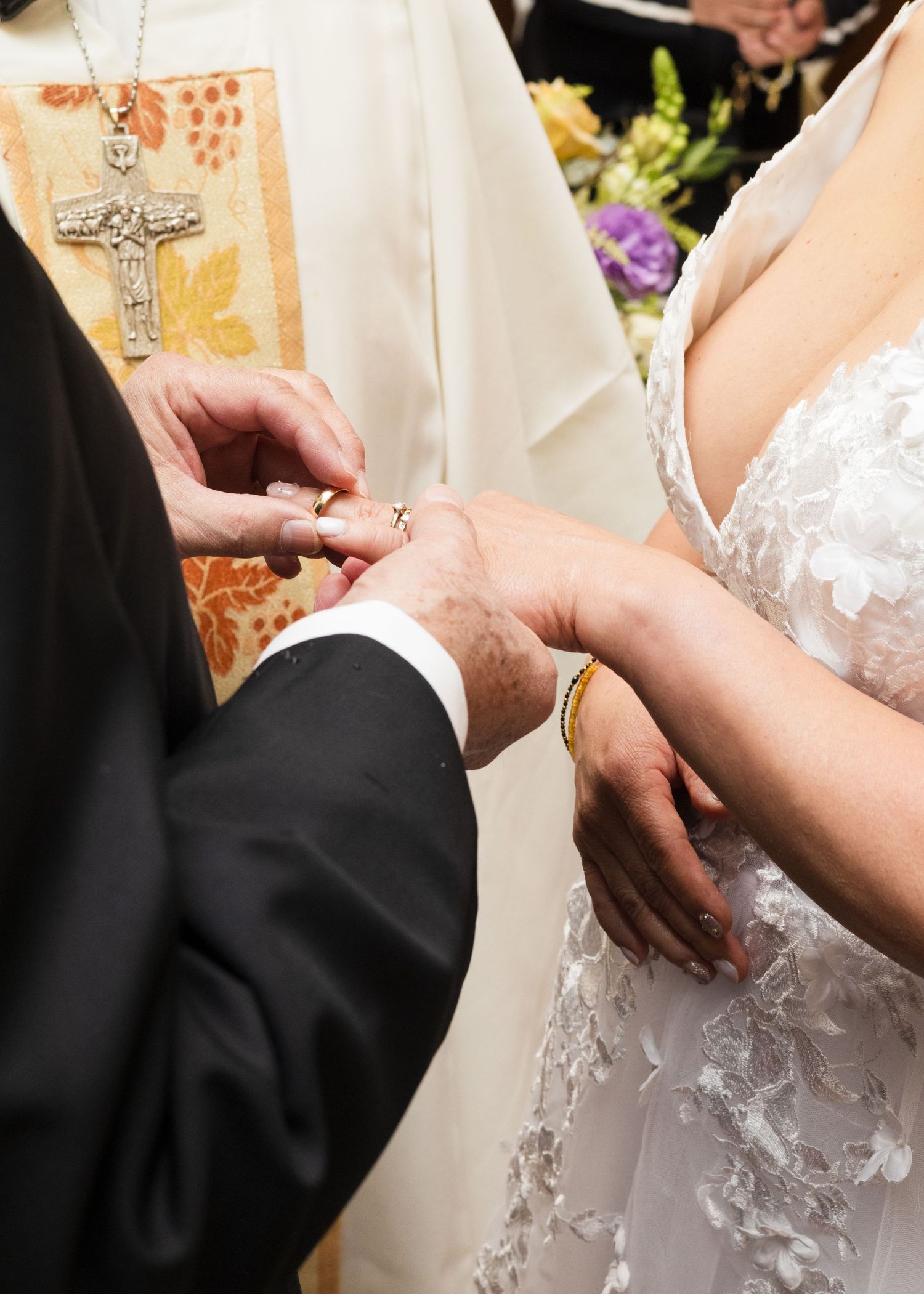 Acercamiento del novio colocando el anillo de matrimonio en la ceremonia religiosa en CDMX
