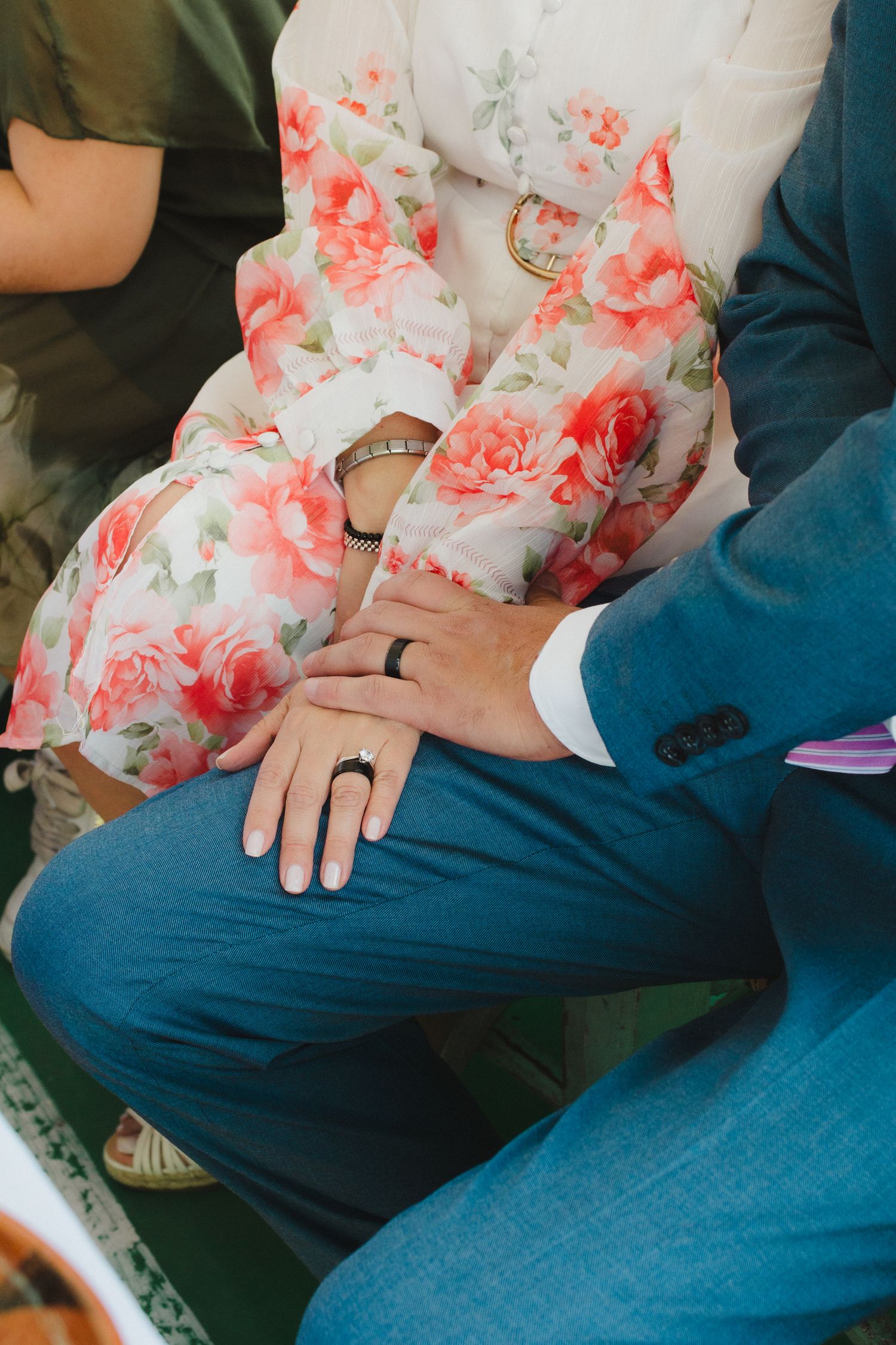 Detalle de las manos de los novios luciendo sus anillos de boda en CDMX