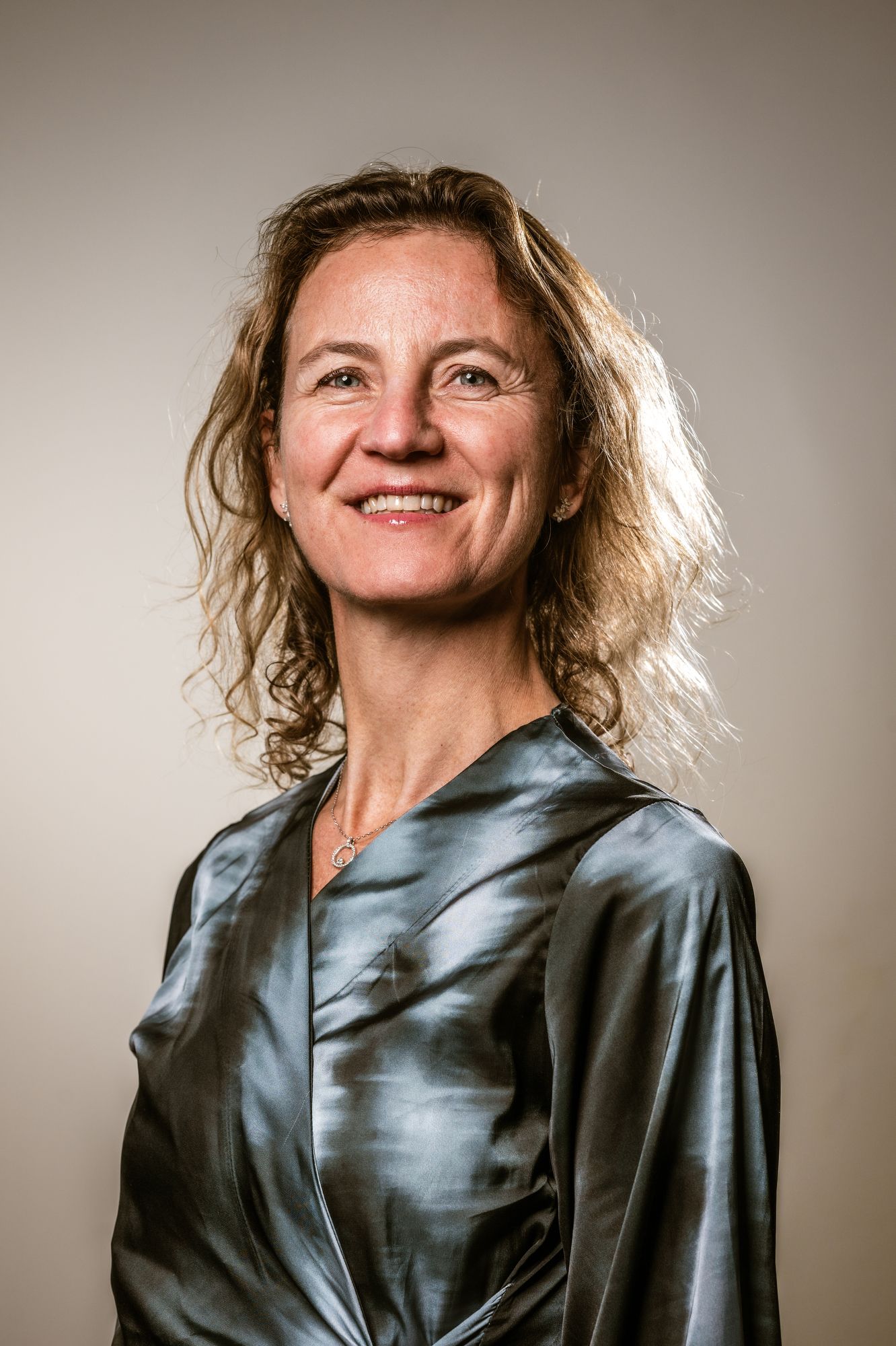 Professioneel LinkedIn portret van vrouwelijke ondernemer, studiofoto met warme uitstraling voor sterke profielfoto op LinkedIn en website.