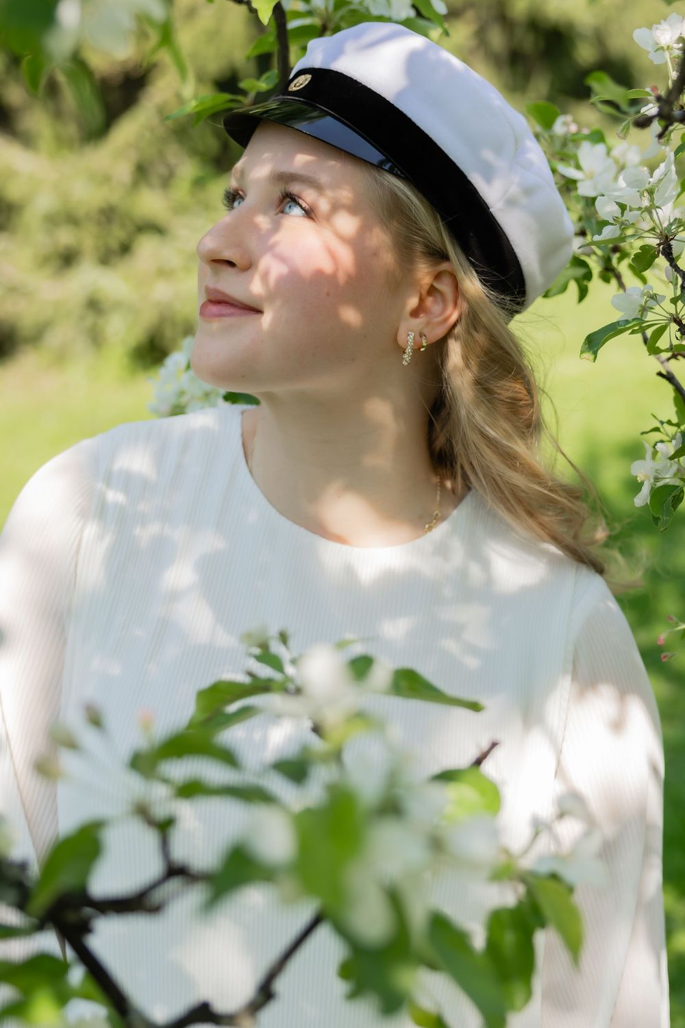 valmistunut nainen ylioppilaaksi, kuvaus miljöössä