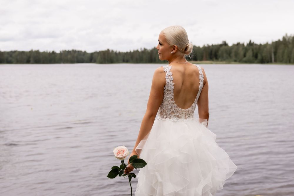 Oman kotipihan miljöössä kuvattu rippikuva nuoresta naisesta, rippikuvaus jyväskylä