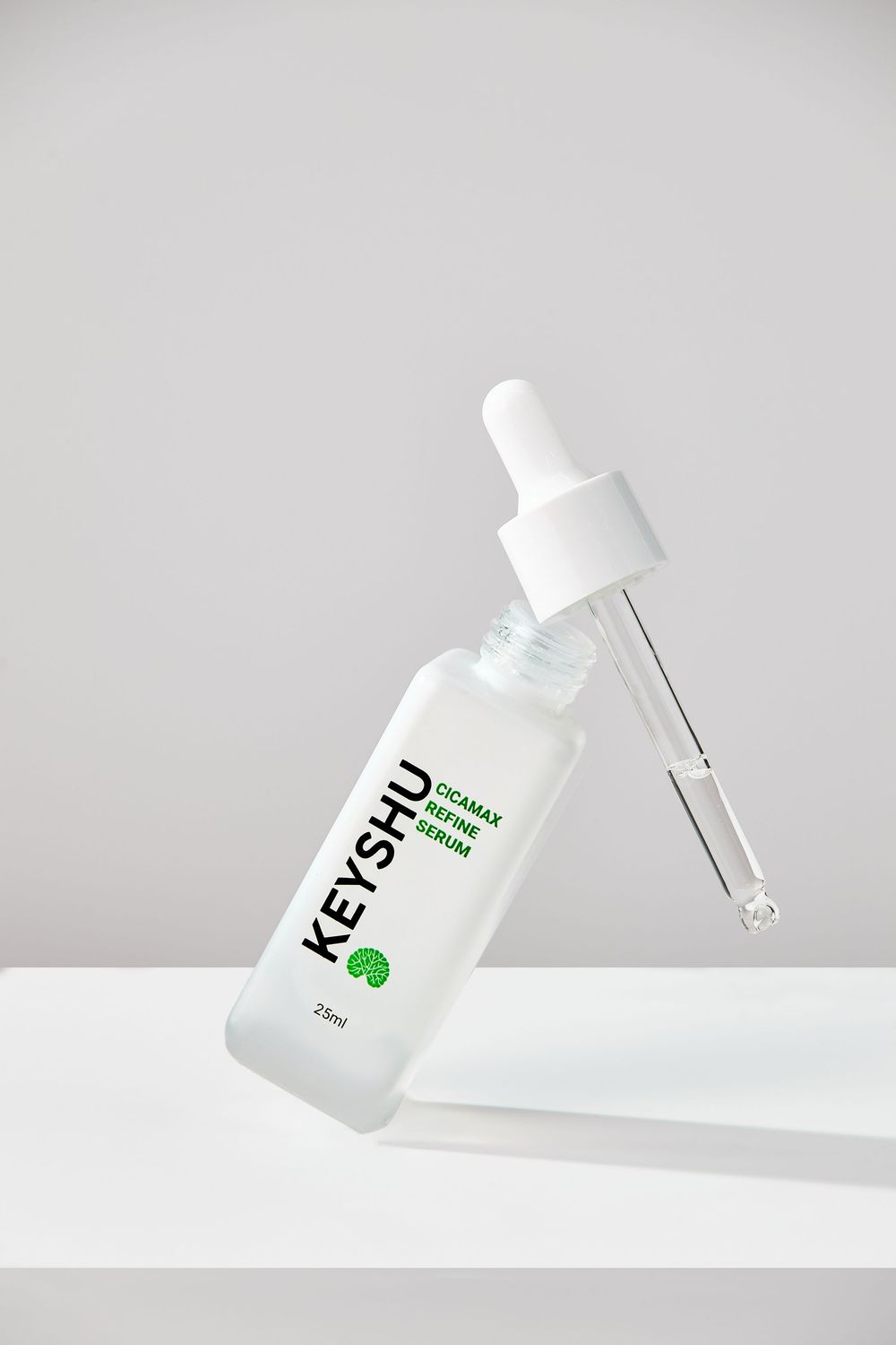 Ảnh chụp sản phẩm skincare cao cấp concept minimal hiện đại