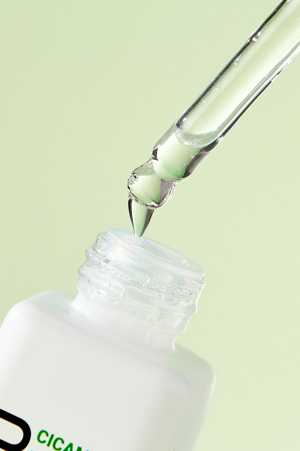 Ảnh chụp sản phẩm skincare cao cấp concept minimal hiện đại