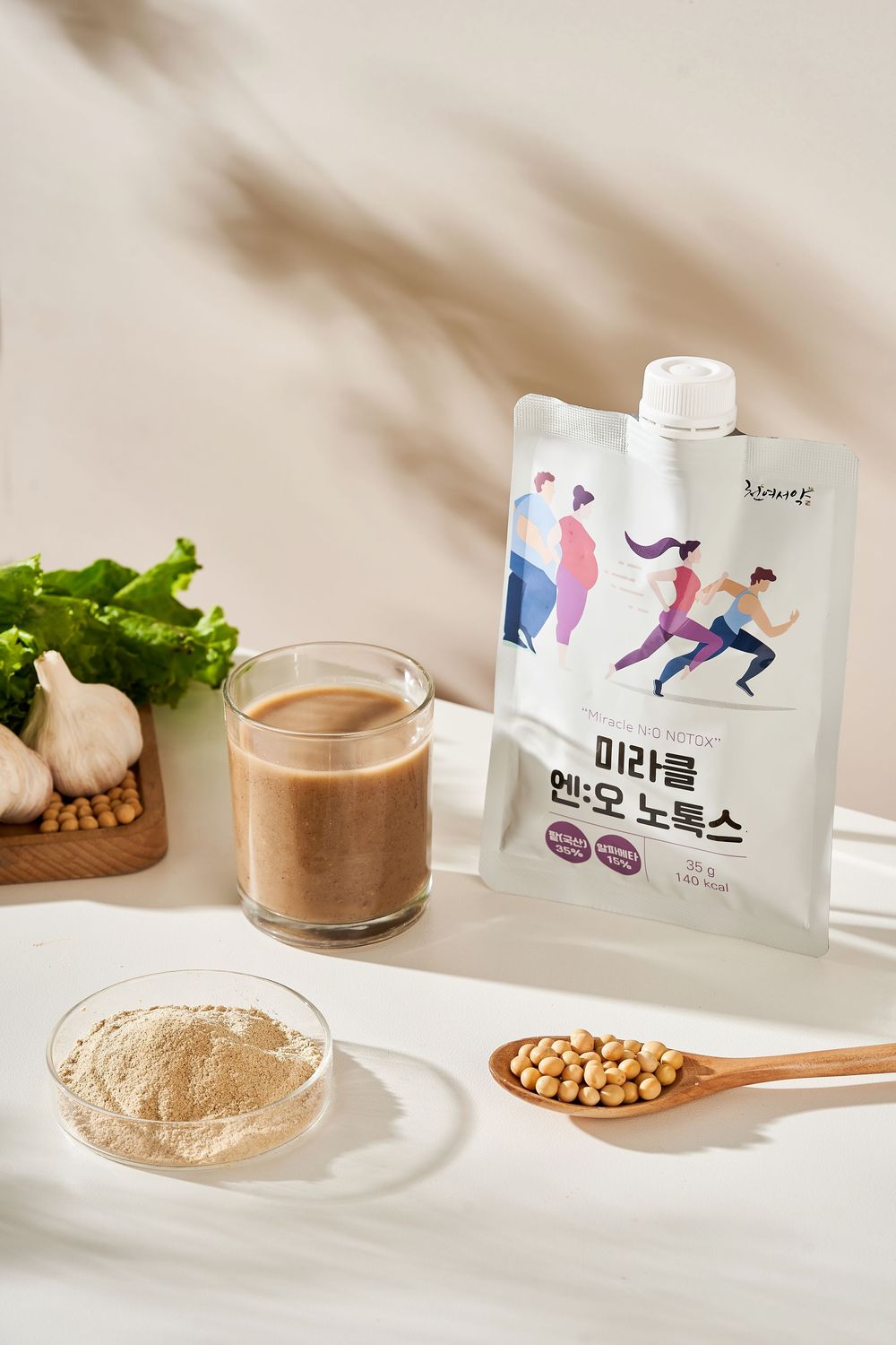 Chụp ảnh sản phẩm đồ uống thảo mộc phong cách lifestyle ánh sáng tự nhiên