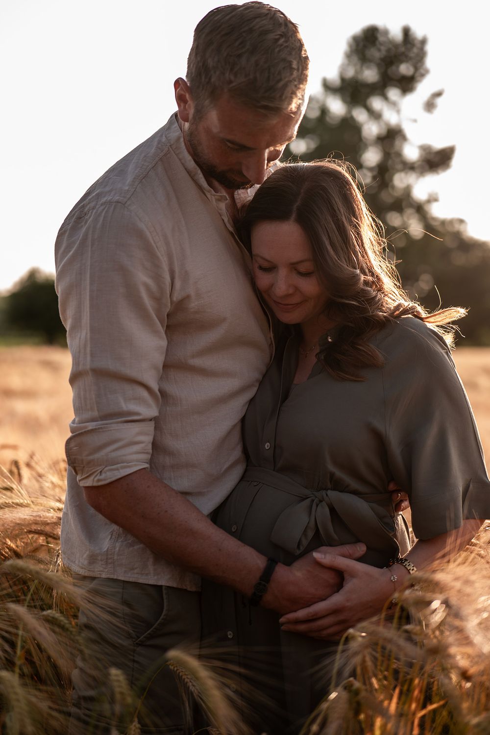 Intimes Porträt eines Paares während eines Babybauch-Shootings in einem Feld am Niederrhein.