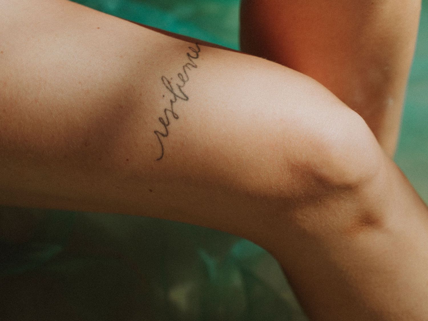 Détail féminin lors d’une séance photo thérapeutique