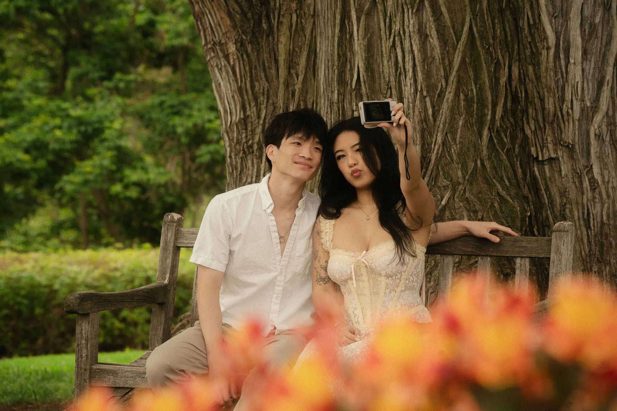 Huntington Library Engagement Photos | Couple Sitting Under the tree taking a selfie