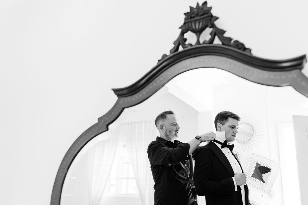 Groom getting ready at Quinta Nova do Hespanhol surrounded by his bestman