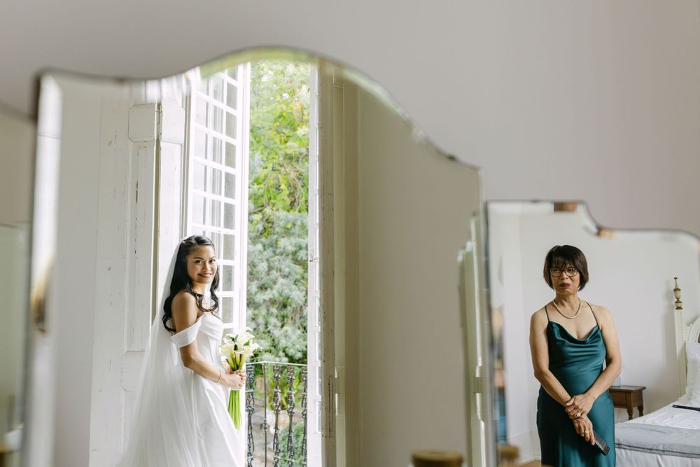 Bride getting ready at Quinta Nova do Hespanhol surrounded by sister and maid of honour